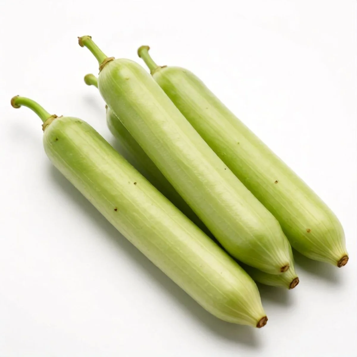 Strąki południowoamerykańskiego warzywa, bogate w składniki odżywcze, na jednolitym tle.