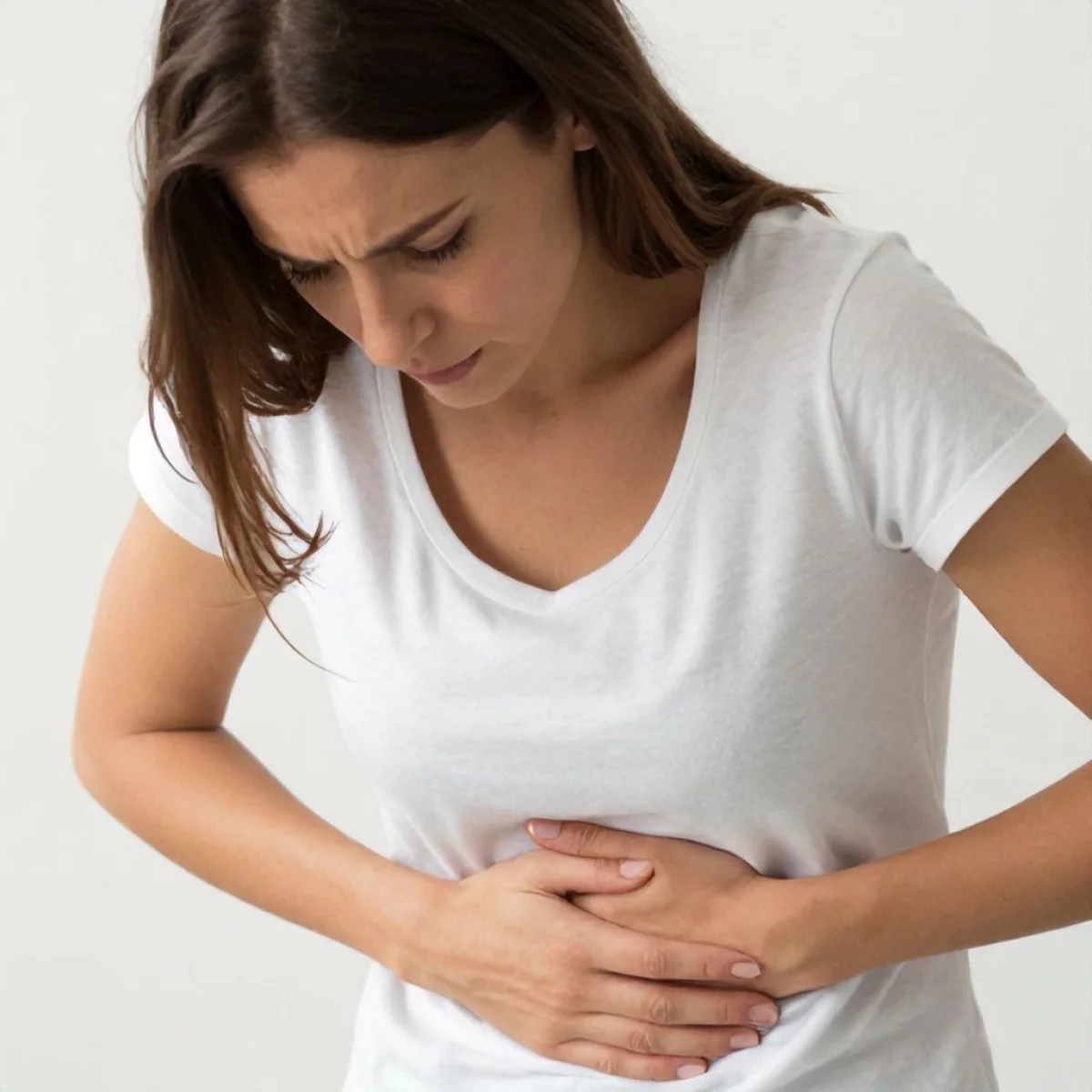 Młoda kobieta z b&oacute;lem brzucha, unikająca grochu i fasoli.