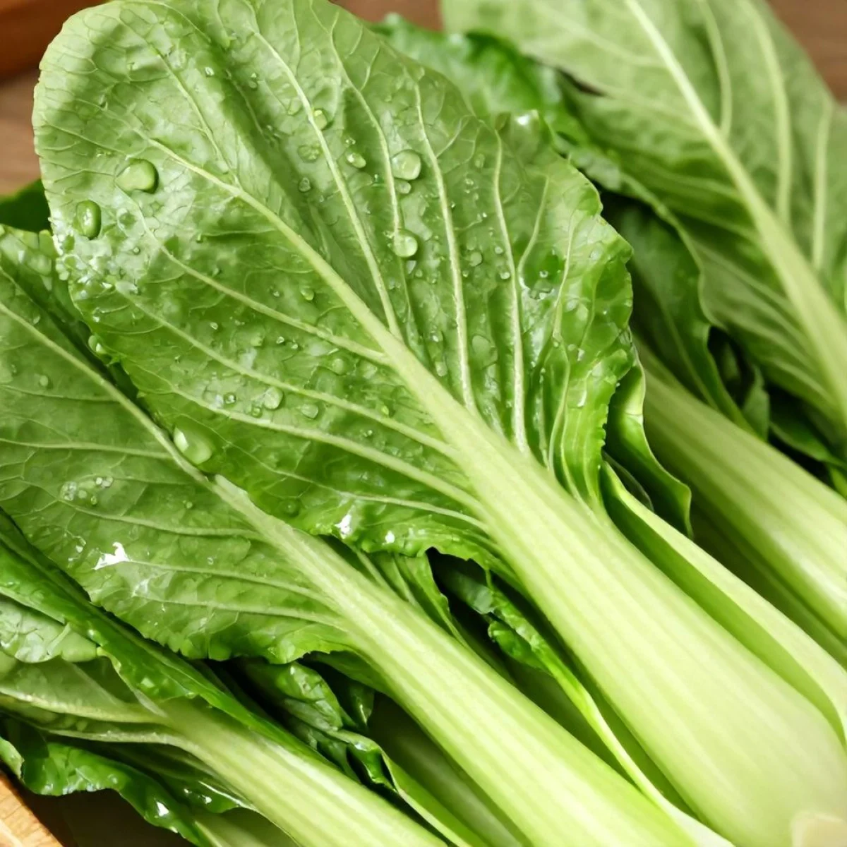 Chrupiące liście pak choi, wibrująco zielone, lśniące od kropel wody.